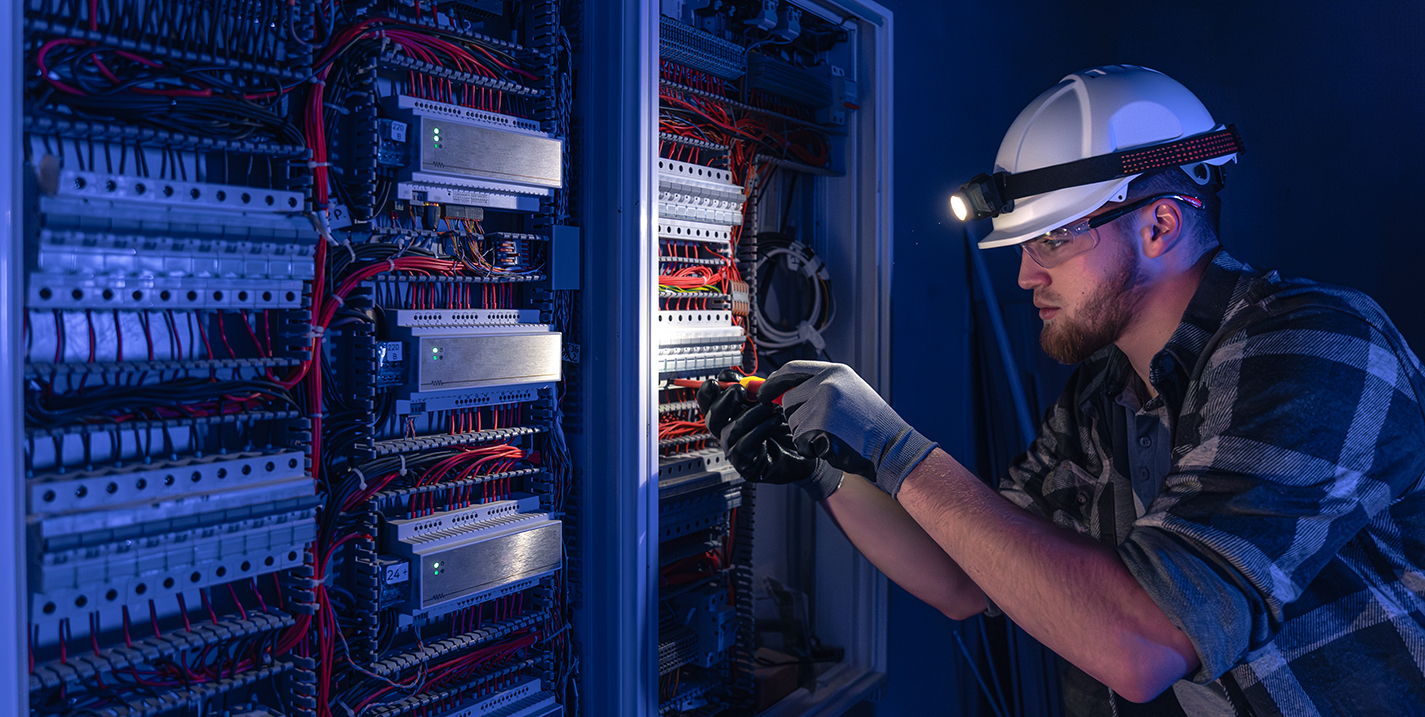 Técnico electricista trabajando